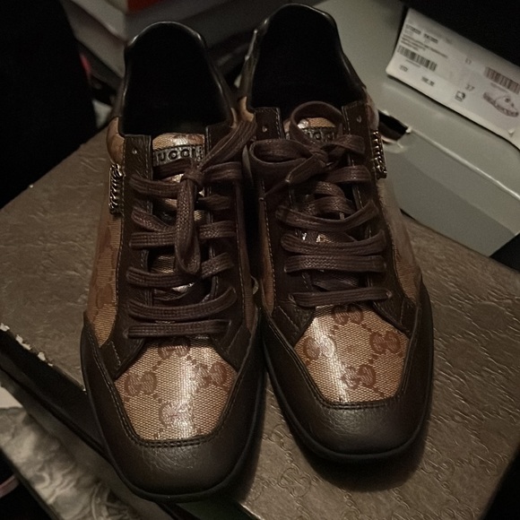 Women Gucci sneakers - Picture 2 of 4